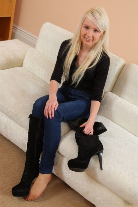 Samantha Louise beautiful model picture